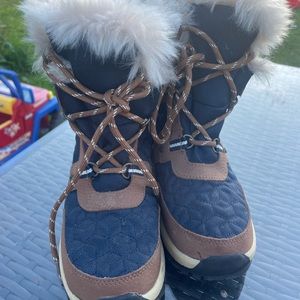 Youth Bearpaw size 4
